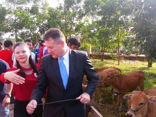 Tổng Giám đốc Prudential - ông Wilf Blackburn trao tặng bò cho người dân địa phương.