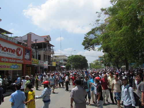 Rất đông người dân hiếu kỳ quanh hiện trường sau khi chờ thủ phạm rời khỏi nhà