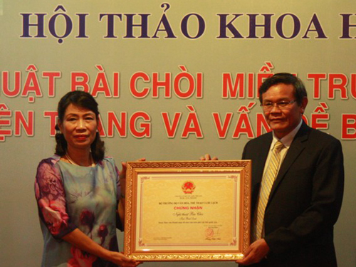 Thứ trưởng Bộ VH-TT&DL Đặng Thị Bích Liên trao chứng nhận di sản văn hóa phi vật thể quốc gia cho di sản nghệ thuật bài chòi Bình Định