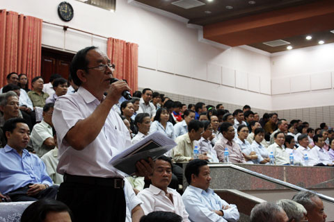 Cử tri kiến nghị với đại biểu Quốc hội. Ảnh: Tá Lâm.