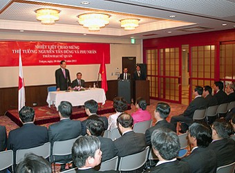 Thủ tướng Chính phủ Nguyễn Tấn Dũng nói chuyện với cán bộ, nhân viên Đại sứ quán Việt Nam và cộng đồng người Việt tại Nhật Bản