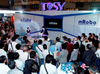 mRobo đang chuẩn bị biến hình từ một chiếc loa thành chàng trai nhảy sôi động