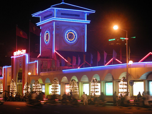 Chợ Bến Thành về đêm.