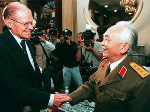Cựu Bộ trưởng Quốc phòng Mỹ bắt tay Tướng Giáp trong cuộc gặp mặt năm 1995 ở Hà Nội.