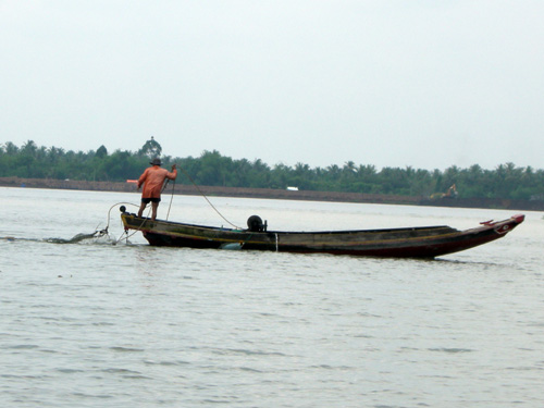 Nhiều ngư dân đánh bắt cá bằng nghề cào điện vẫn hoạt động ngang nhiên ven sông Tiền.