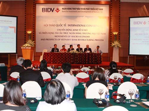 Quang cảnh buổi hội thảo Chuyển động kinh tế vĩ mô và triển vọng tái cấu trúc hệ thống ngân hàng Việt Nam.