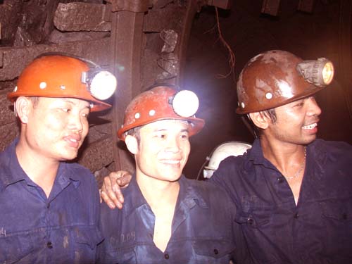 Lao động vất vả, cực nhọc nhưng nụ cười luôn rạng rỡ