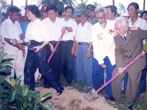 Đại tướng trồng cây lưu niệm trong một lần về thăm quê