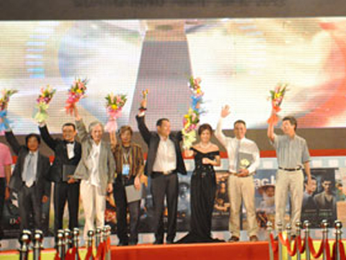 Bông sen vàng trao cho Những người viết huyền thoại  và Scandal - Bí mật thảm đỏ