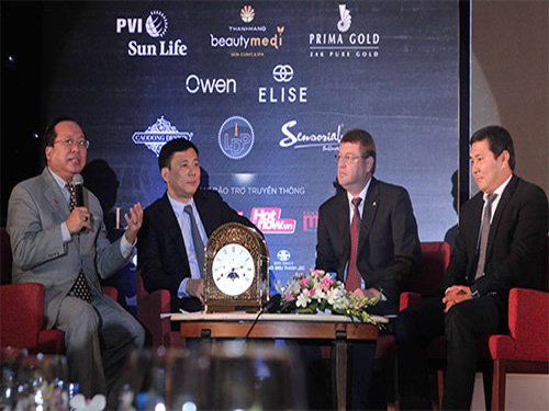 Các doanh nhân trao đổi, chia sẻ về những khó khăn và bài học trong thời kỳ khủng hoảng.