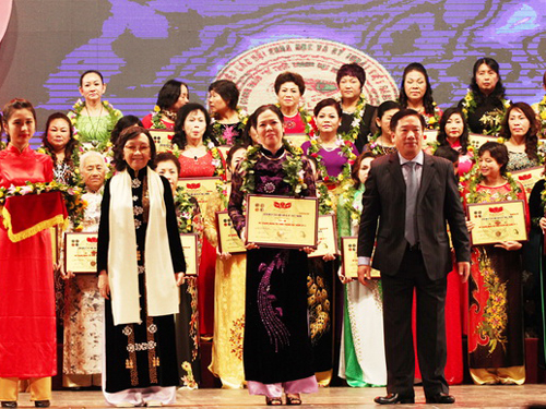 Chủ tịch kiêm Giám đốc Petrolimex Hà Giang Trần Thị Thu Hương (hàng đầu tiên, đứng giữa) nhận giải thưởng “Nữ doanh nhân trí thức thành đạt năm 2013”.