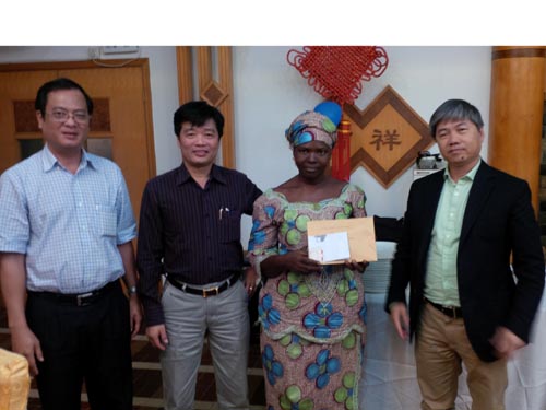 Lãnh đạo Tổng công ty Thuốc lá trao quà khuyến mại cho đại lý tại Sierra Leone 