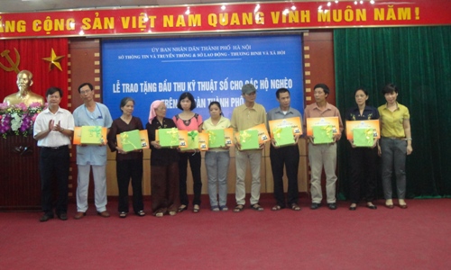 Trao tặng đầu thu truyền hình số cho đại diện các hộ nghèo tại quận Cầu Giấy.  