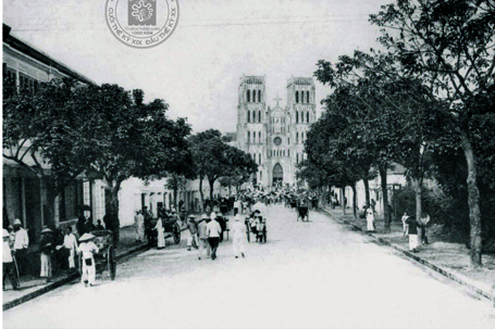 Người dân đi lại trên phố Nhà thờ Lớn