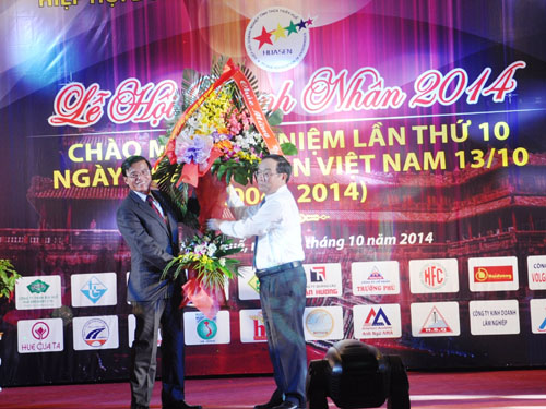 Chủ tịch UBND tỉnh Thừa Thiên Huế tặng hoa cho doanh nghiệp.