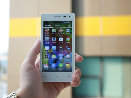  Màn hình IPS 4.5” của FPT F35 khi ở ngoài trời.