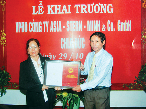 Ông Lê Từ Dũng- Phó giám đốc Sở Công Thương Thừa Thiên Huế- trao Giấy phép Văn phòng đại diện cho Công ty Asia-Stern-Minh