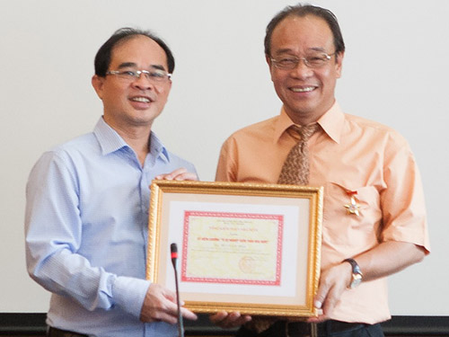 Phó tổng Kiểm toán Nhà nước Nguyễn Quang Thành trao và Chủ tịch HĐQT Petrolimex Bùi Ngọc Bảo,