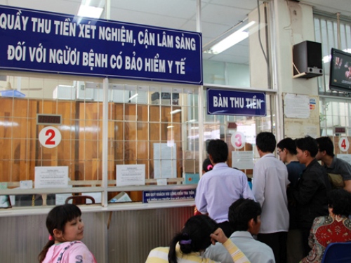Khám bệnh BHYT phải chờ đợi lâu hơn khám chữa theo dịch vụ