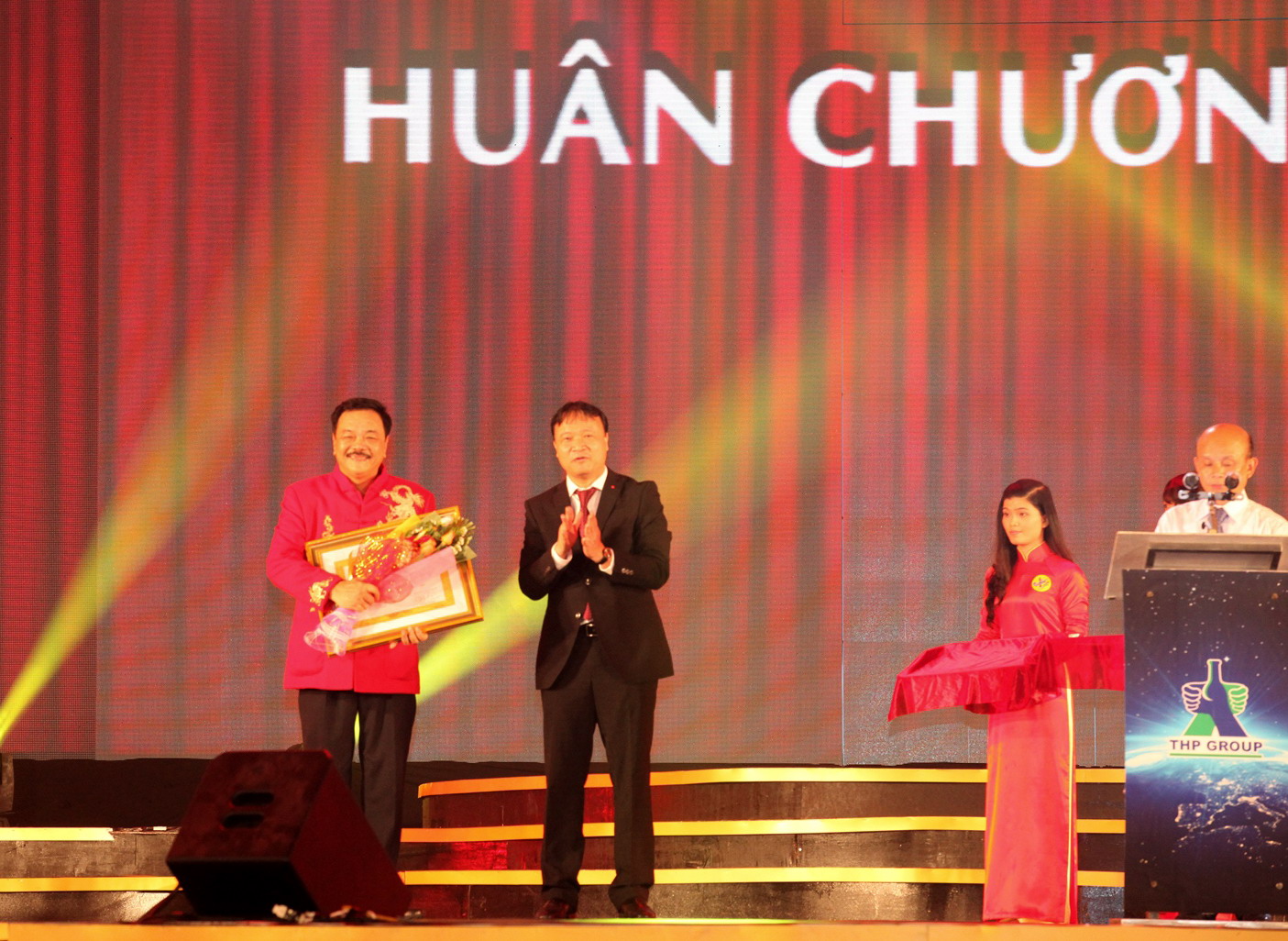 Thứ trưởng Bộ Công Thương Đỗ Thắng Hải trao Huân chương Lao động hạng Ba cho tiến sĩ Trần Quí Thanh