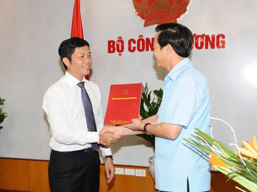 Thứ trưởng Trần Tuấn Anh (trái) nhận quyết định bổ nhiệm là Bí thư Đảng ủy Bộ Công Thương.