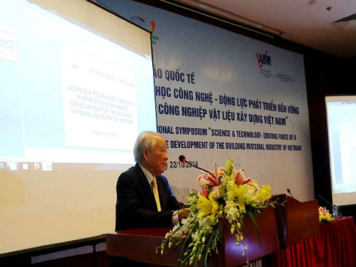 Chủ tịch Hội VLXD Trần Văn Huynh báo cáo tham luận tại Hội thảo