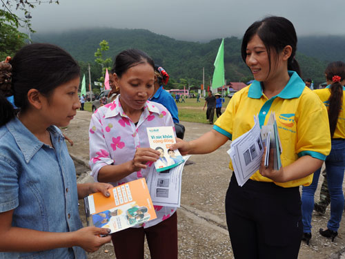 Nhân viên Viettel phát tờ rơi truyền thông. 
