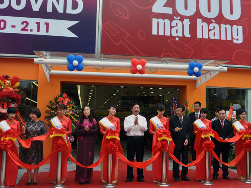 Cắt băng Khai trương siêu thị Fivimart Trúc Khê tại quận Dống Đa, Hà Nội. 