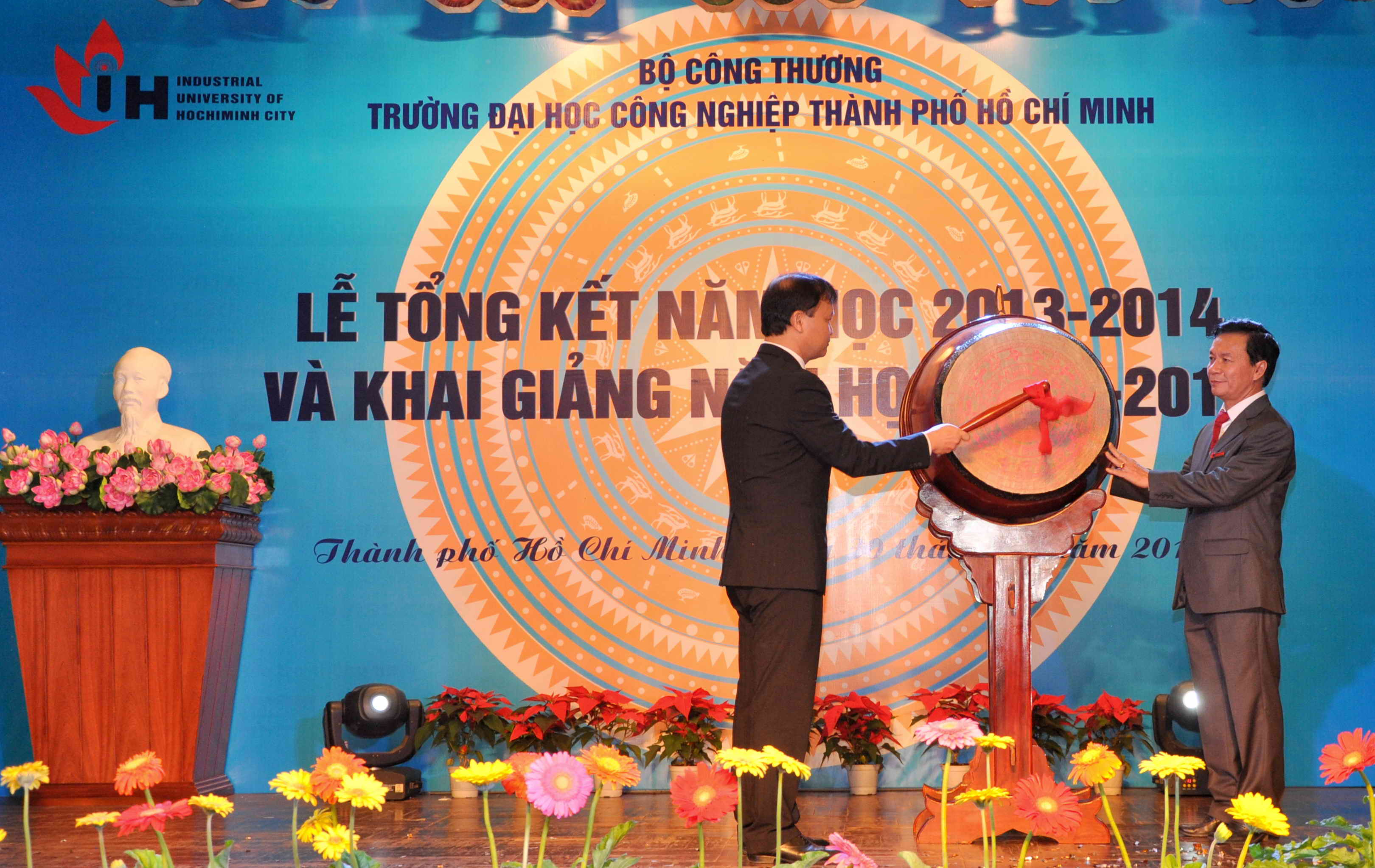 Thứ trưởng Bộ Công Thương Đỗ Thắng Hải đánh trống khai giảng năm học mới Ảnh: Thanh Minh