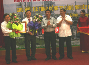 Lãnh đạo Tổng công ty Công nghiệp Hóa chất mỏ Vinacomin nhận giấy phép đầu tư