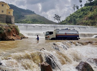 Lội suối, vượt thác, xe xăng dầu đến Sốp Cộp.
