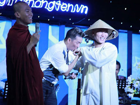 Nụ hôn đồng giới giữa Đàm Vĩnh Hưng và sư thày khiến dư luận phẫn nộ