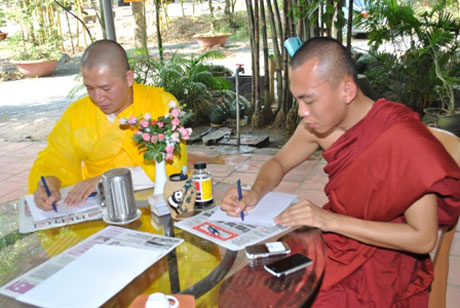 Hai sư thày nhận nụ hôn của Đàm Vĩnh Hưng đã nhận hình phạt là biệt chúng trong thời gian 3 tháng