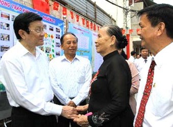 Chủ tịch nước Trương Tấn Sang đến dự "Ngày hội đại đoàn kết toàn dân tộc" tại khu phố 3, phường 5, quận 3