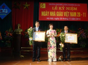 Thứ trưởng Hồ Thị Kim Thoa trao Huân chương Lao động hạng Ba cho TS Trần Đức Quý- Hiệu trưởng nhà trường và ông Nguyễn Anh Tuấn- trưởng phòng Tổ chức hành chính.