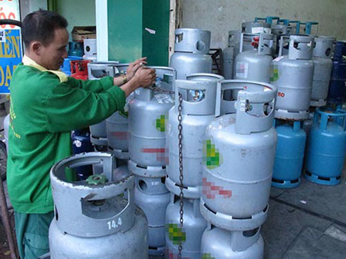 Người tiêu dùng đang lạc vào ma trận của thị trường gas do không biết đâu là giá thật, chất lượng thật.