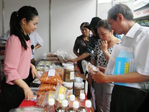  Tại hội nghị, các doanh nghiệp, cơ sở làng nghề, hợp tác xã nông nghiệp... của các địa phương mang sản phẩm lên giới thiệu và tìm cơ hội hợp tác cung ứng tại TPHCM. 