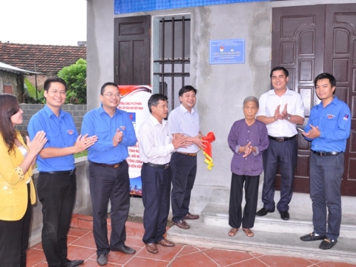 Lãnh đạo Đoàn khối, Đoàn Thanh niên ngành Dầu khí gắn biển công trình thanh niên cho căn nhà của bà Vũ Thị E, tại xã Sơn Tây, huyện Tiền Hải, tỉnh Thái Bình- Mẹ của Liệt sỹ Lê Thanh Nhàn