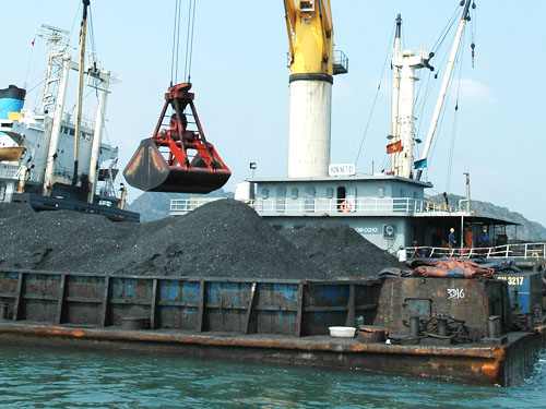 Tiến độ tiêu thụ than bị chậm lại do bão HaiYan đổ bộ vào Quảng Ninh 