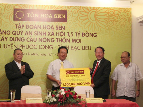 Lễ ký kết trao tiền ủng hộ Quỹ an sinh xã hội giữa Tập đoàn Hoa Sen và lãnh đạo huyện Phước Long