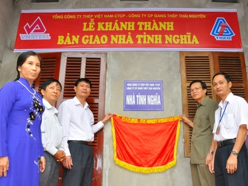 Lễ khánh thành bàn giao nhà tình nghĩa cho gia đình công nhân Công ty cổ phần sửa chữa Ô tô Gang thép.