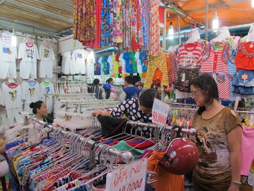 Các mặt hàng quần áo, điện máy được giảm giá nhiều nhất.  