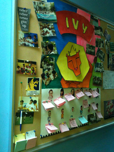 Học sinh thể hiện tình cảm bằng những lời chúc mừng các thầy cô nhân 20/11