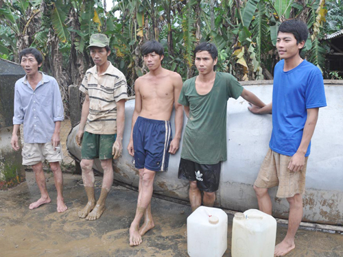 Các thành viên trong đội cứu hộ ghe ông Hồ Sở