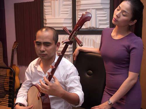 Đức Trí đàn cho Lệ Quyên tập hát ả đào.