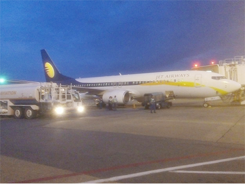 Xe tra nạp của Petrolimex Aviation đang nạp liệu cho tàu bay Jet Airways