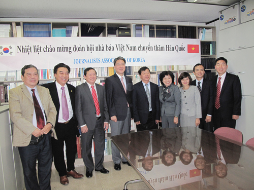 Ông Park Chong-Ryul- Chủ tịch Hội Nhà báo Hàn Quốc (thứ 4 từ trái sang)- chụp ảnh lưu niệm cùng hai Hội Nhà báo Việt Nam- Hàn Quốc