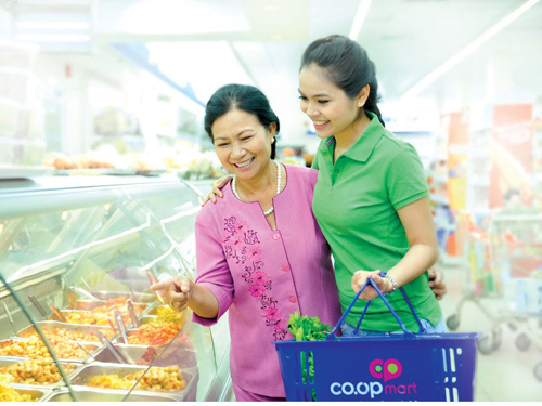 Khách mua sắm tại siêu thị của Saigon Co.op.  