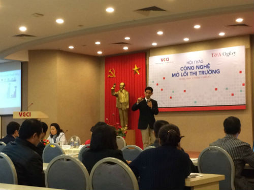 Ông Huỳnh Kim Tước – đại diện phụ trách phát triển thị trường các Doanh nghiệp vừa và nhỏ của Facebook - trình bày về ứng dụng công nghệ thông tin 