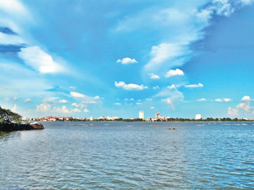 Sáng sớm trên Hồ Tây.